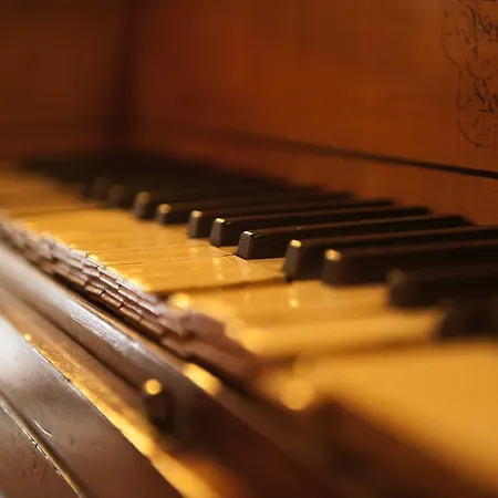 ذا باند - سمال لكجري هوتيلز أوف ذا وورلد